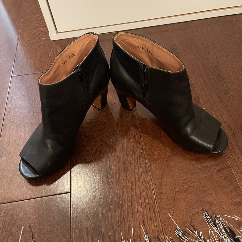 Barely worn black sandals